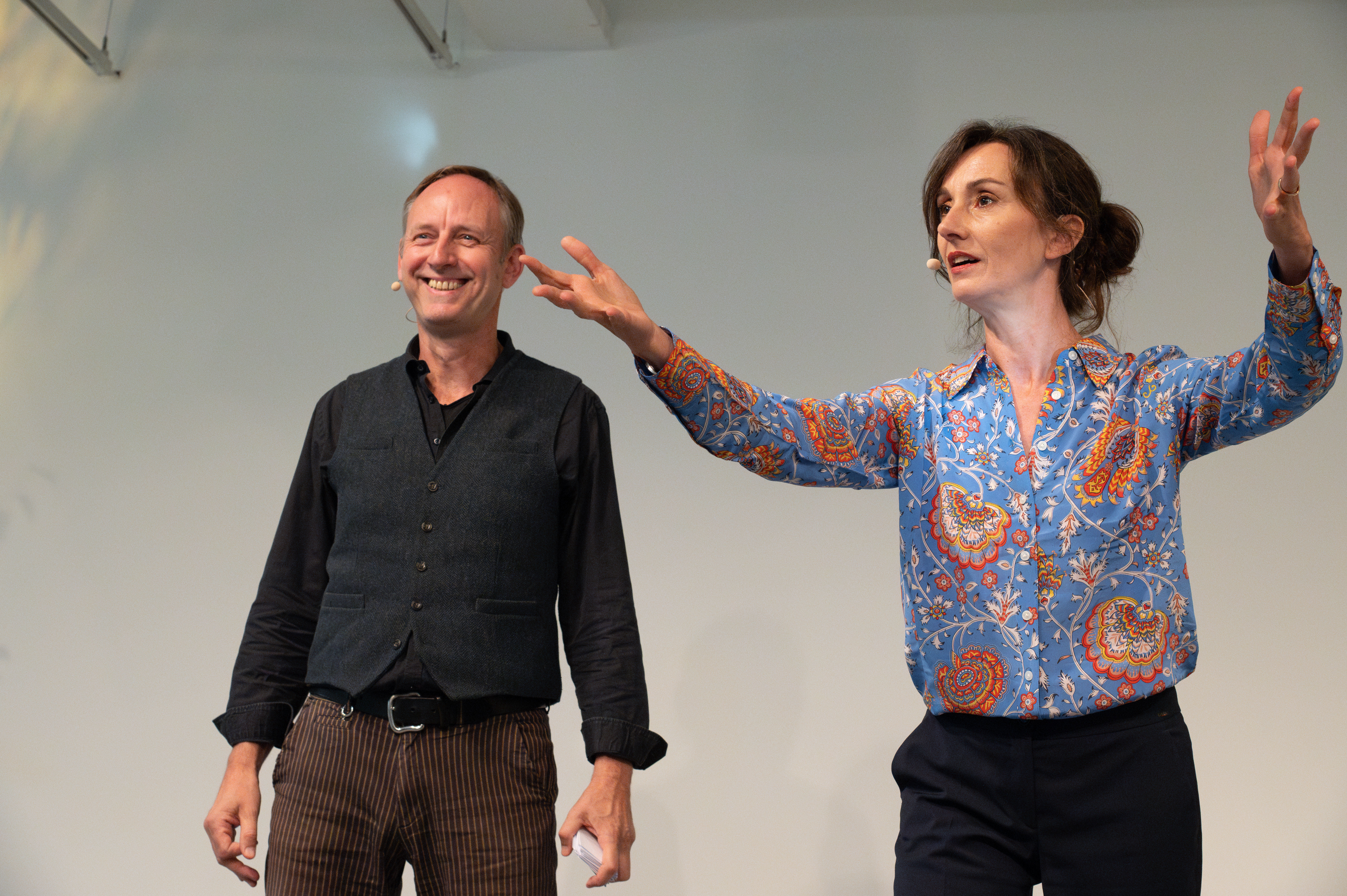 Barbara Klehr und Leon Düvel vom Berliner Improvisationstheater "Gorillas" sprechen von der Bühne hinab mit dem Publikum.