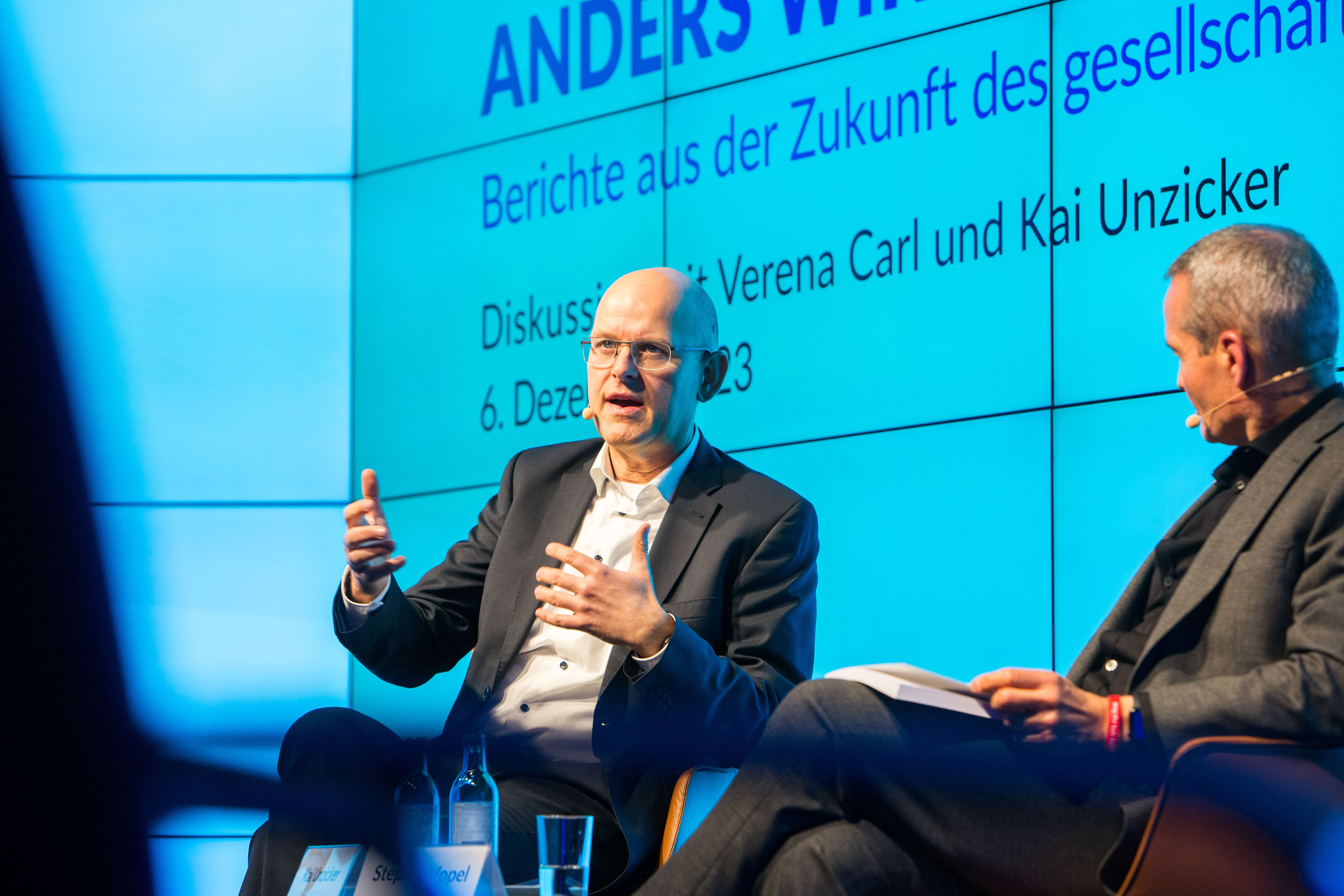 Impressionen von der Buchvorstellung "Anders wird gut". Podium mit Kai Unzicker (links) und Stephan Vopel (rechts).