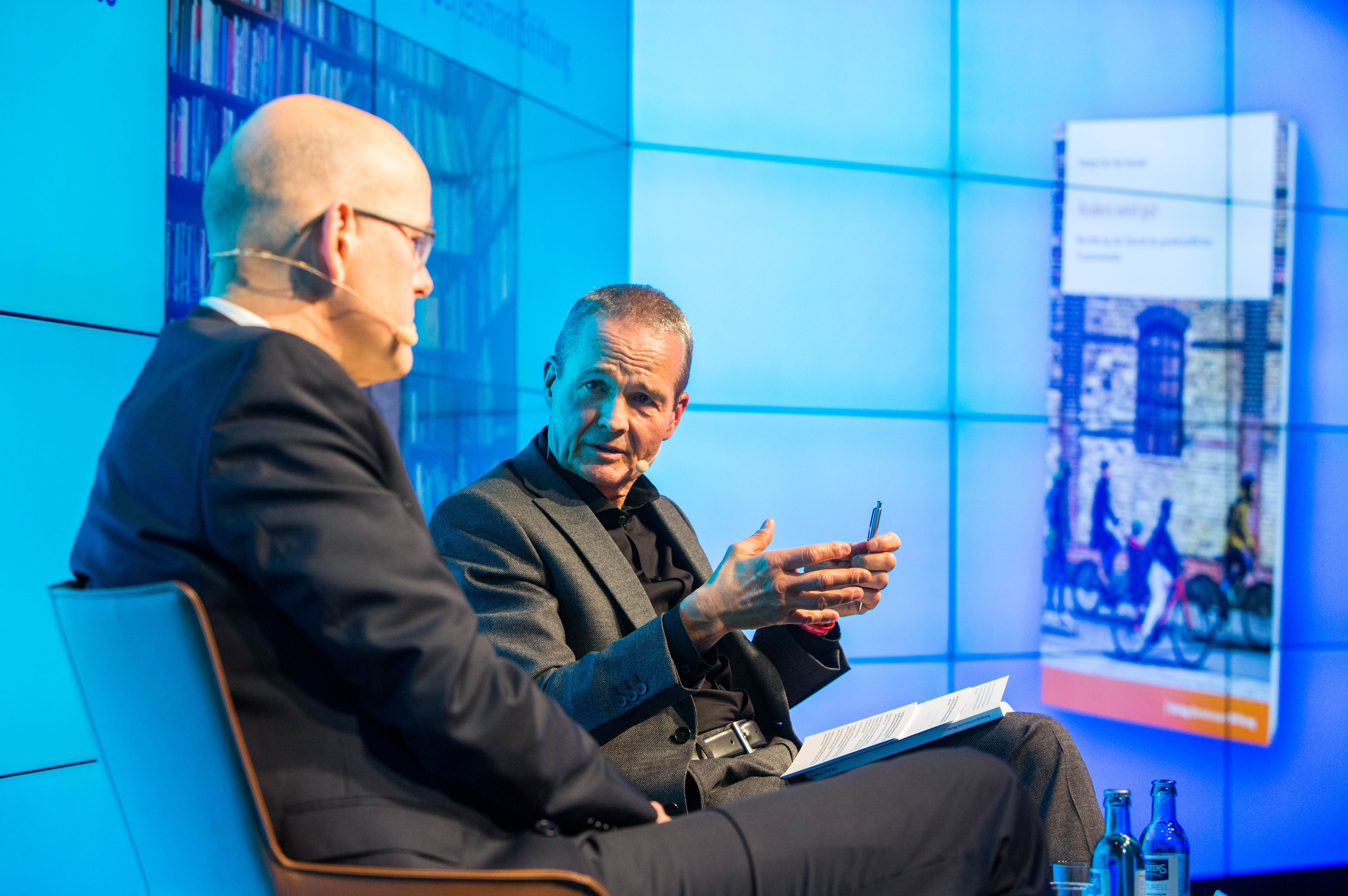 Impressionen von der Buchvorstellung "Anders wird gut". Podium mit Kai Unzicker (rechts) und Stephan Vopel (links).