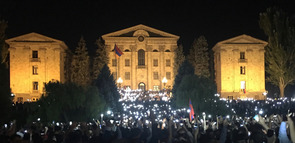 Platz der Republik in Jerewan bei Nacht mit hell erleuchtetem Prachtbau