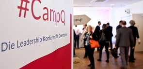 Im Vordergrund: das Camp Q-Banner | im Hintergrund: Personen