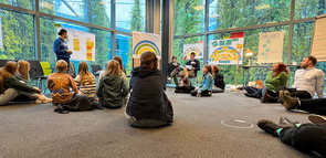 Das Bild zeigt Impressionen aus der Jugend-/ Zukunfskonferenz in Berlin. In der Jugendliche zu verschiedenen Themen an Workshops teilgenommen haben.