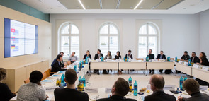 Ansicht des Plenums der Diskussionsrunde zur Attraktivität Deutschlands für ausländische Fachkräfte