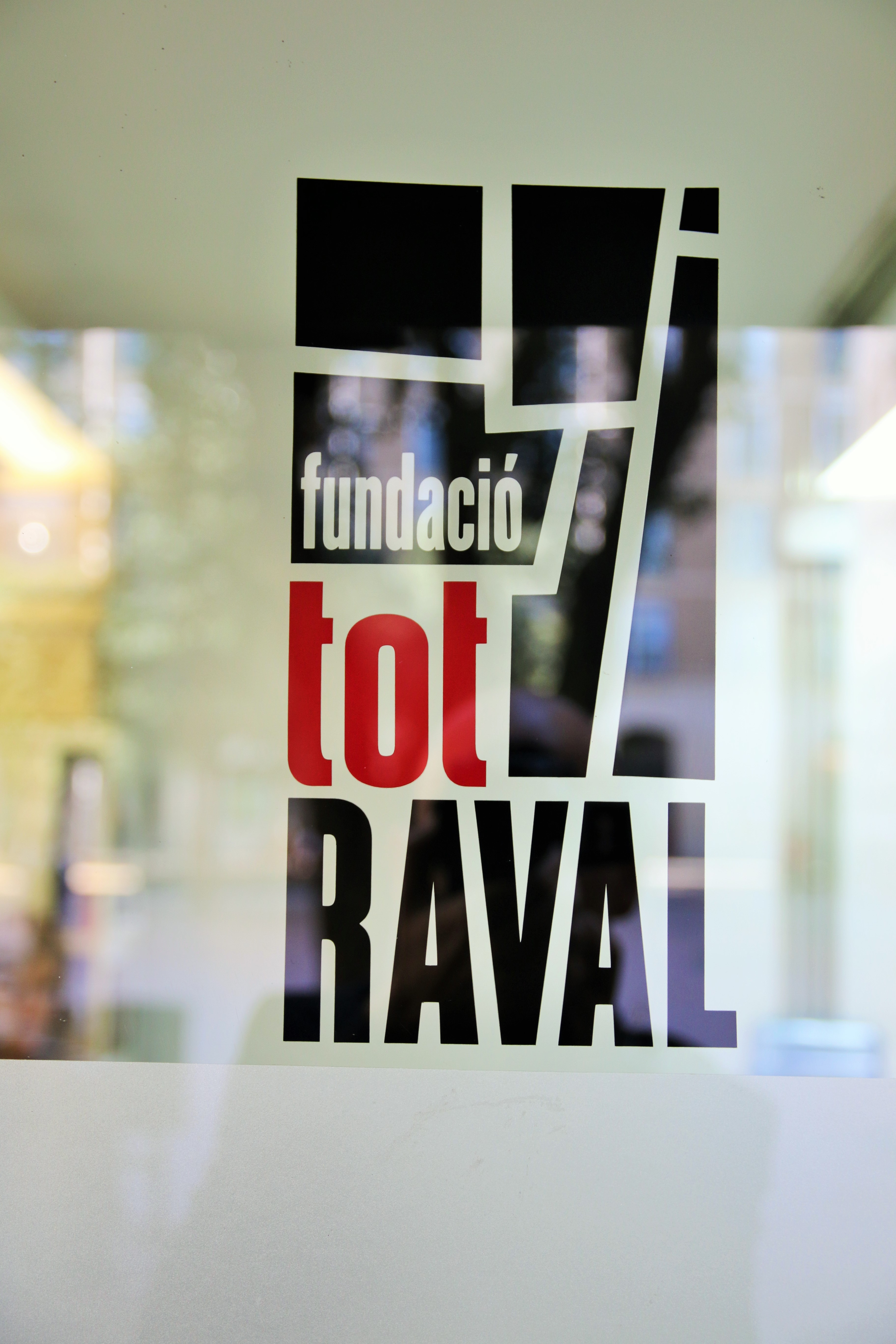 Türschild der Tot Raval Stiftung