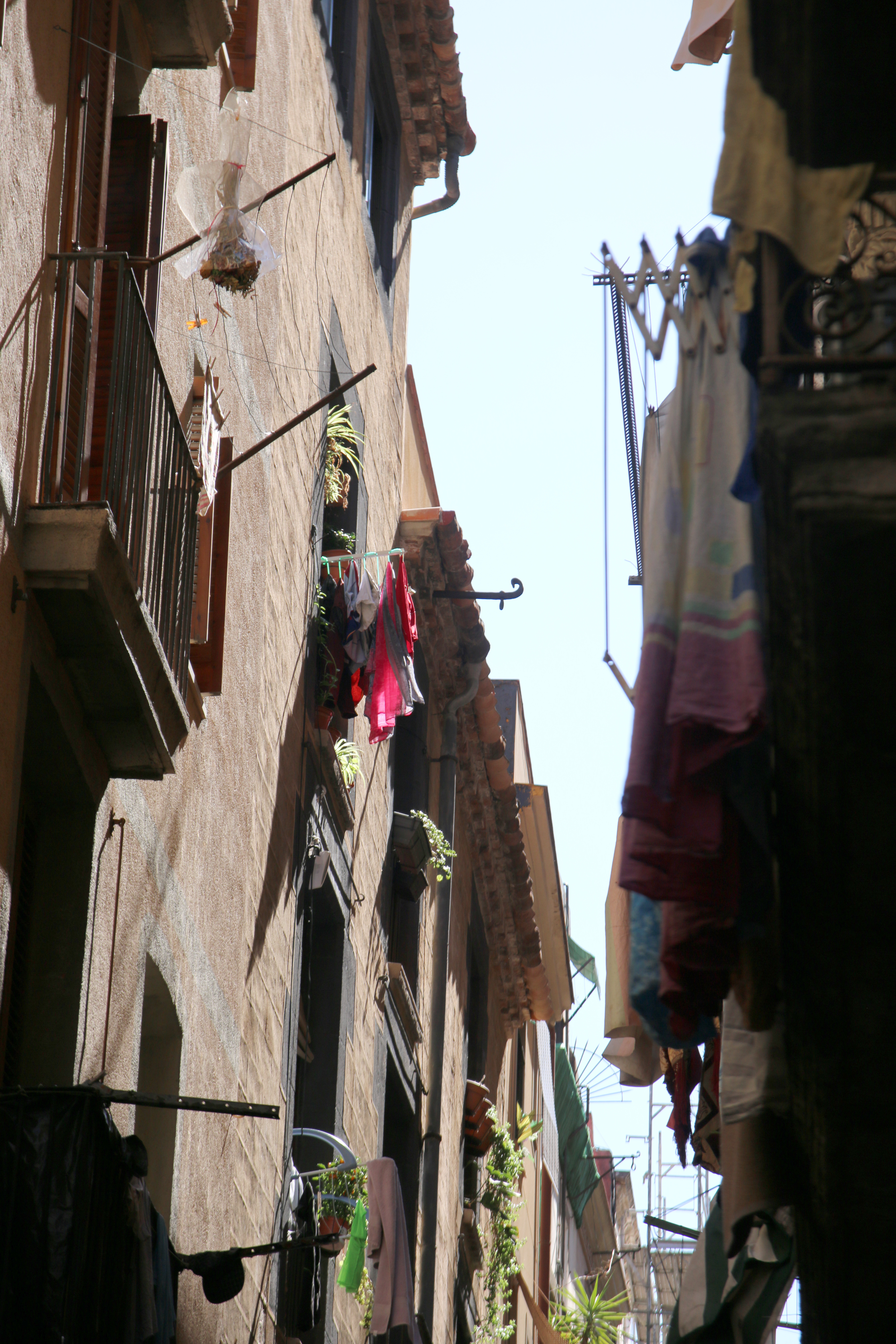 Häuserzeile in Barcelonas Altstadtviertel Raval