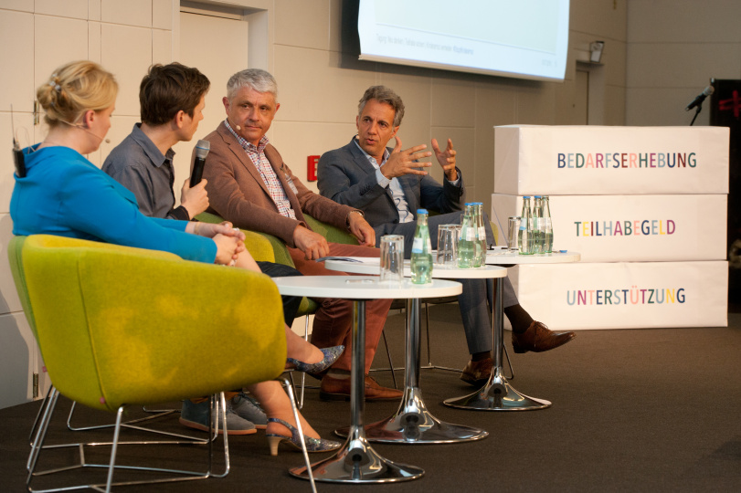 Johannes Büchs im Interview mit Dr. Franziska Giffey, Dr. Bernhard Matheis und Dr. Jörg Dräger (v.l.n.r.)