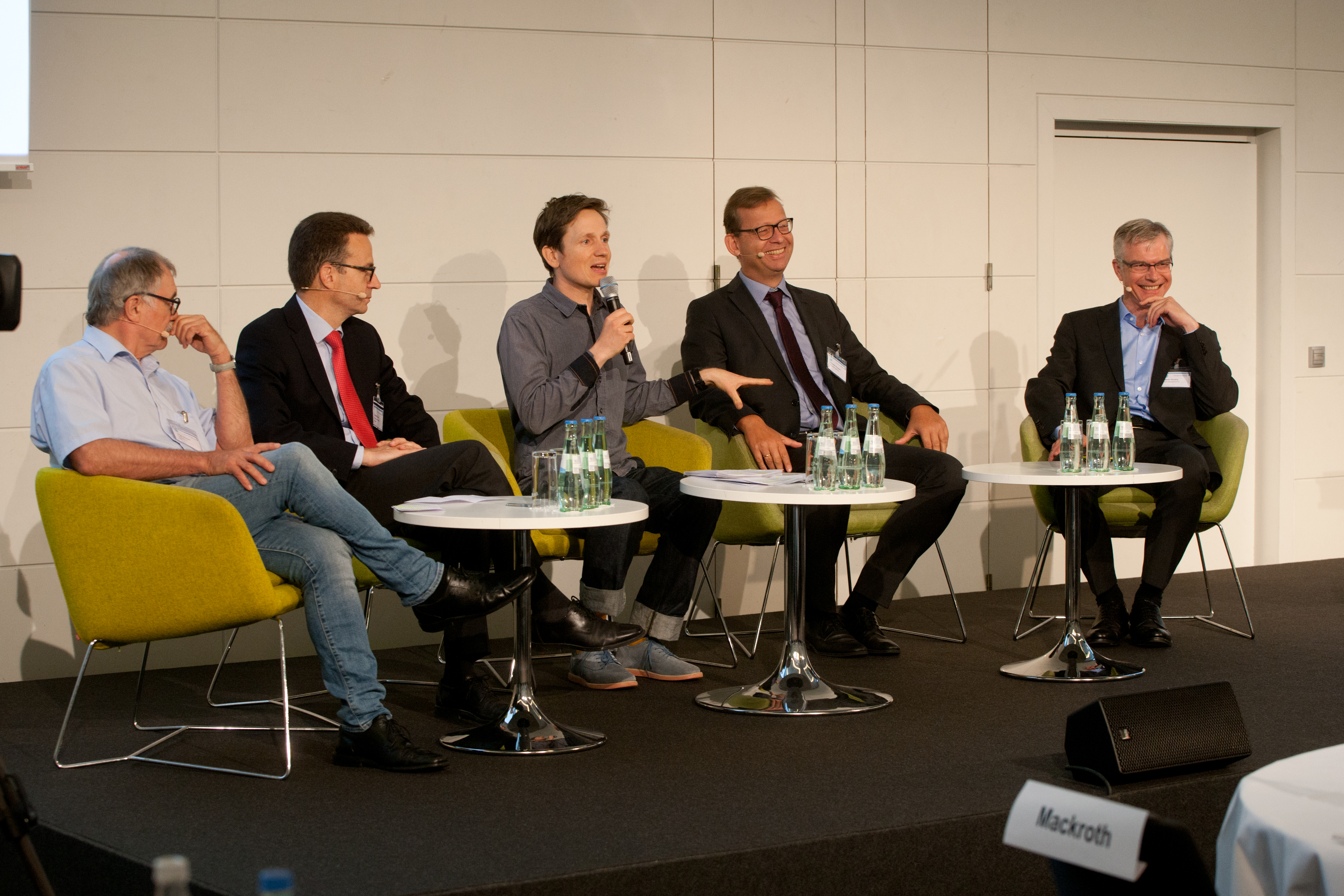 Johannes Büchs im Interview mit Dr. Jürgen Borchert, Prof. Dr. Christian Seiler, Prof. Dr. Thorsten Kingreen und Prof. Dr. Martin Werding (v.l.n.r.)