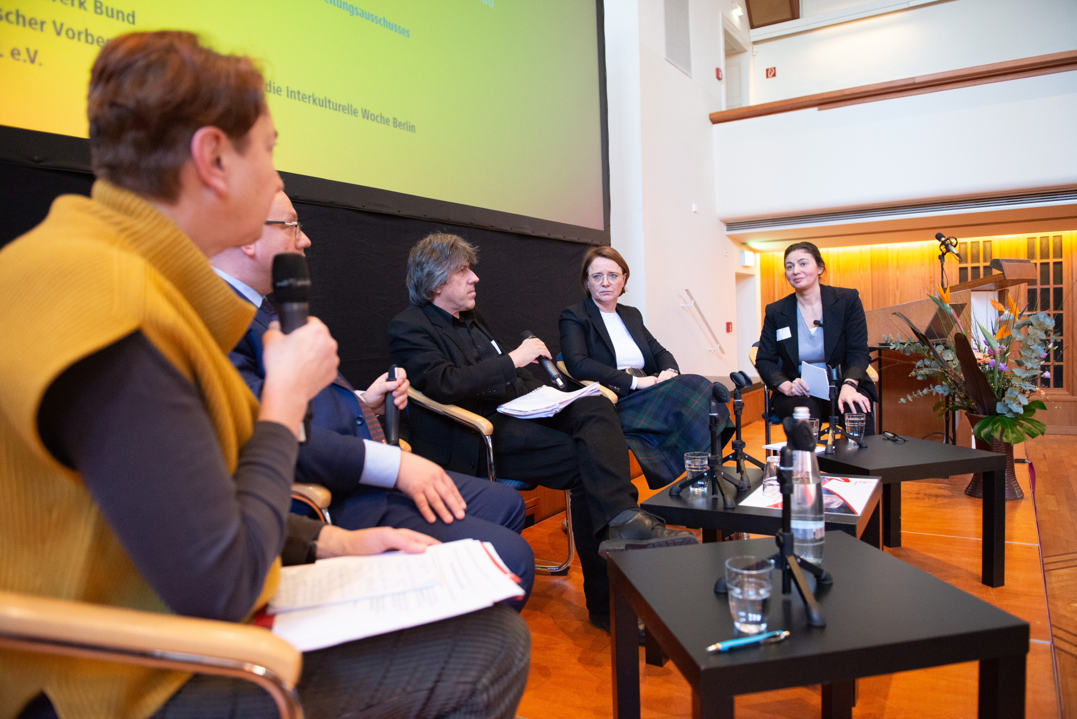 Podiumsdiskussion - von links: Annelie Buntenbach/DGB, Götz Ulrich/Landrat des Burgenlandkreises, Günter Burkhardt/ProAsyl e.V., Staatsministerin Annette Widmann-Mauz/Bundesbeauftragte für Migration, Flüchtlinge und Integration, Hatice Akyün/Moderatorin