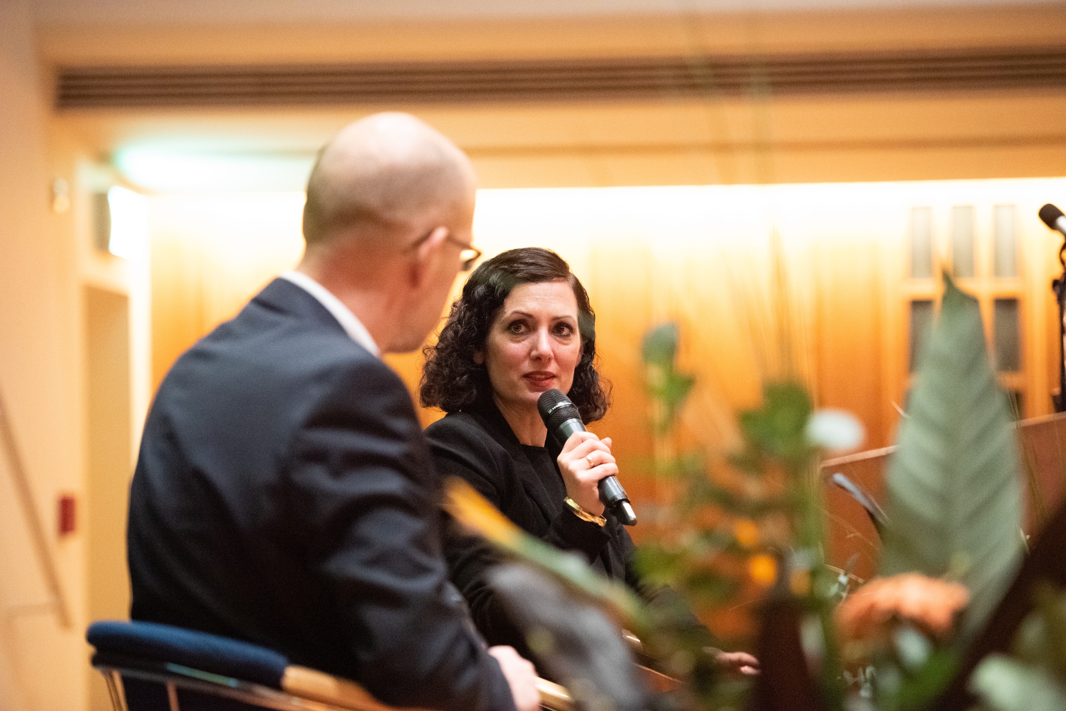 Im Gespräch von links: Dr. Kai Unzicker/Bertelsmann Stiftung und Prof. Dr. Naika Foroutan/Direktorin des Berliner Instituts für Integrations- und Migrationsforschung (BIM) der Humboldt Universität zu Berlin.