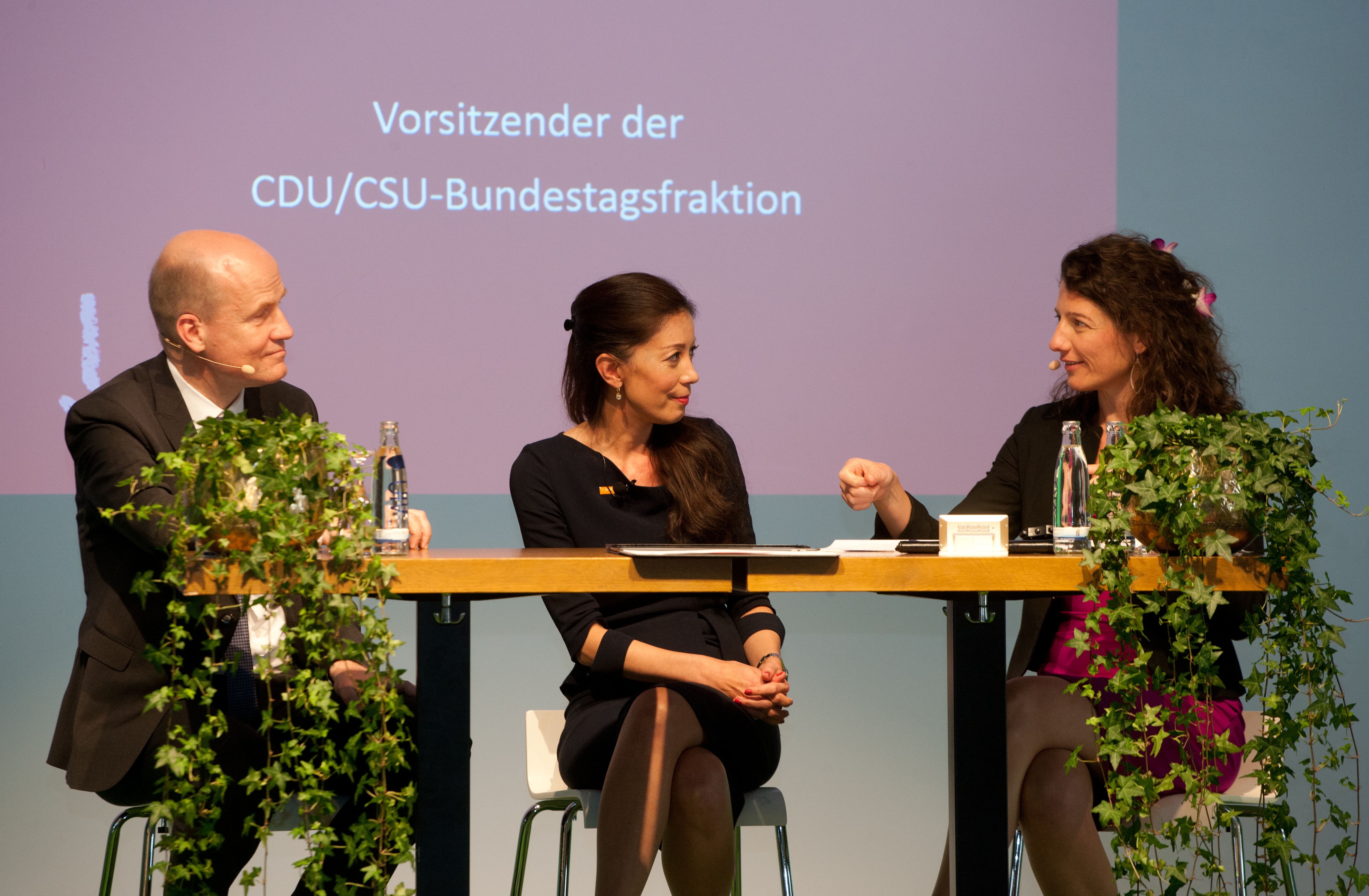 Ralph Brinkhaus, Vorsitzender der CDU/CSU-Bundestagsfraktion, Saori Dubourg, Vorständin bei der BASF SE und Moderatorin Miriam Janke im Gespräch