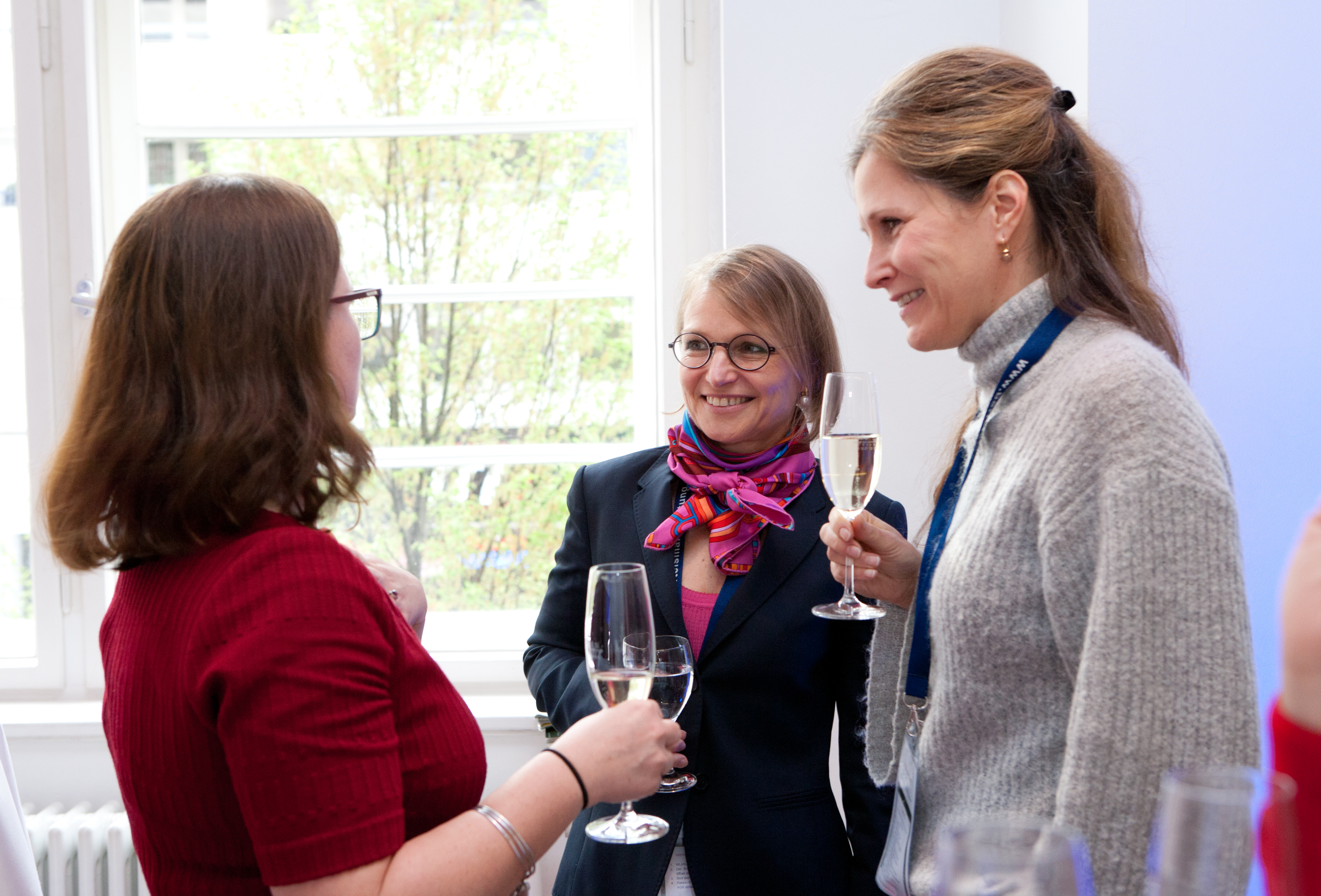 3 Frauen unterhalten sich bei einem Glas Prosecco