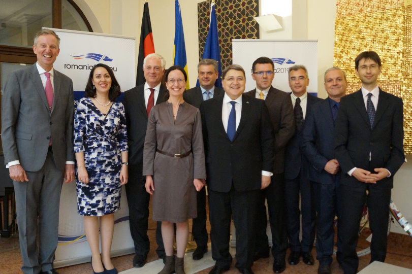 Gruppenbild von Teilnehmern des Experten-Round-Table zur Östlichen Partnerschaft der EU: Christian-Peter Hanelt, Miheia Diculescu-Blebea, Eckart D. Stratenschulte, Miriam Kosmehl, Oleg Serebrian, Emil Hurezeanu, Dan Dungaciu, Petrişor Gabriel Peiu, Herr Pisica, Denis Sidorenko