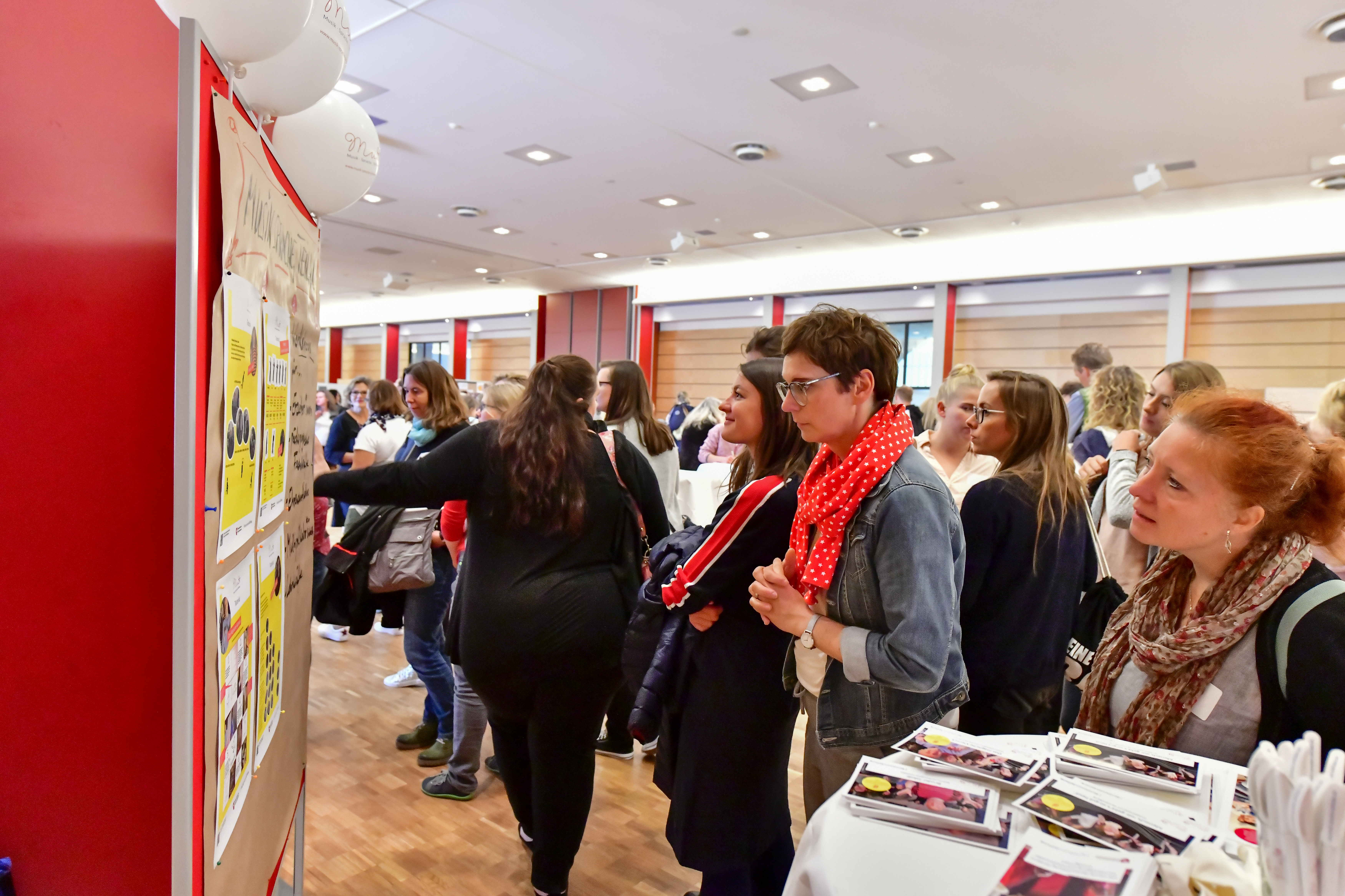 Besucherinnen am Messestand "Musik, Sprache, Teilhabe"