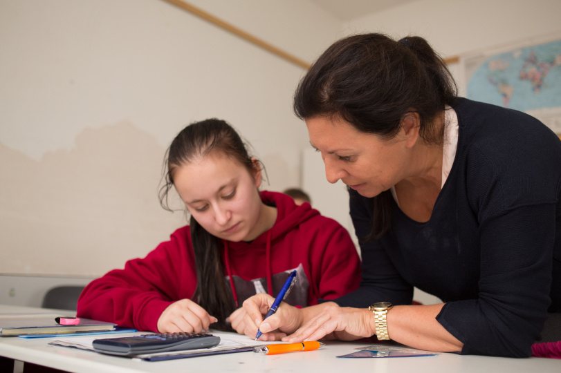 Eine Lehrerin erklärt einer Schülerin einen Sachverhalt