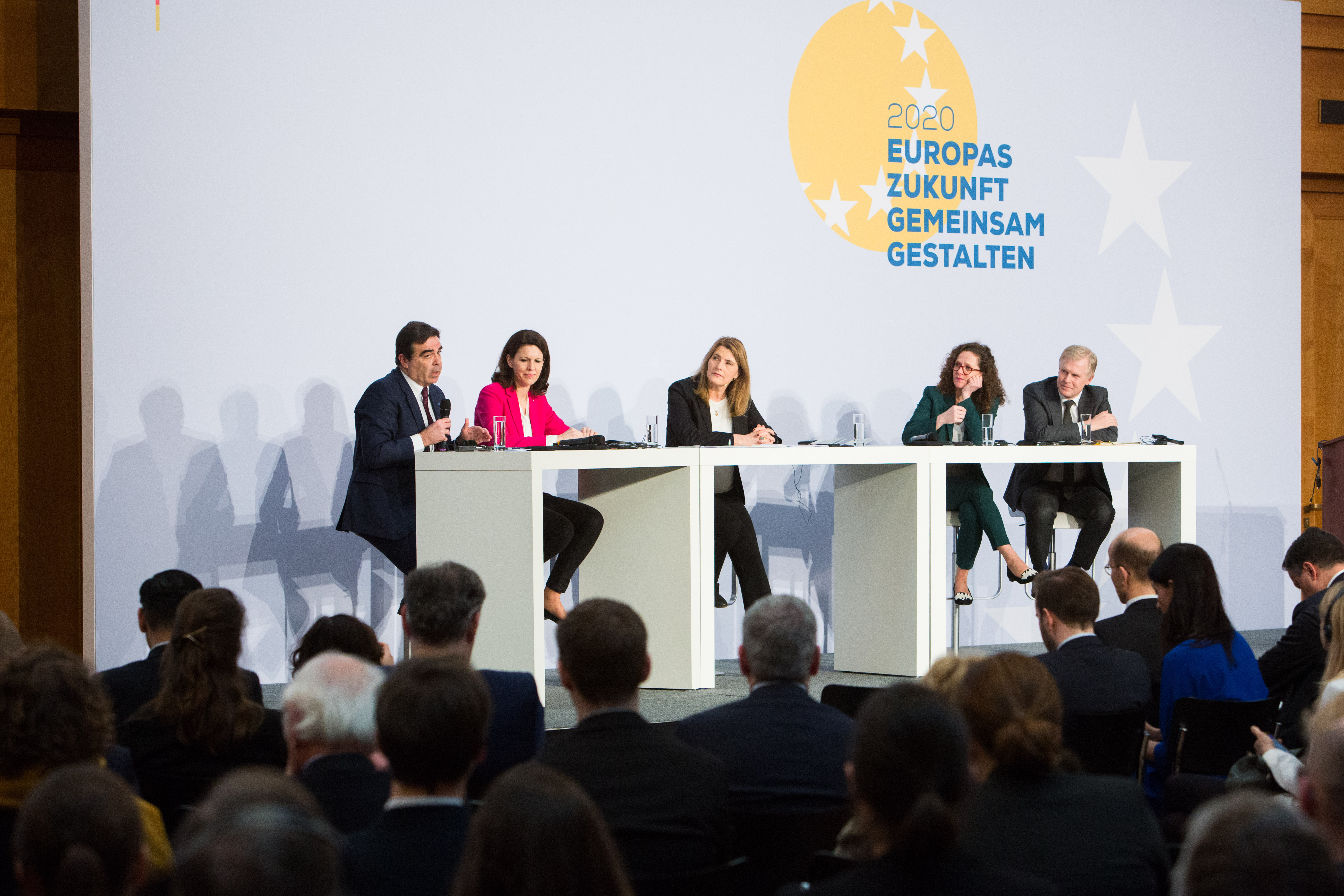 Prominente Politiker auf dem Podium im Gespräch