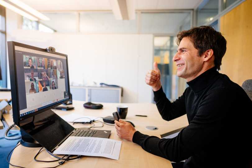 Moderator Hierlemann vor dem Monitor