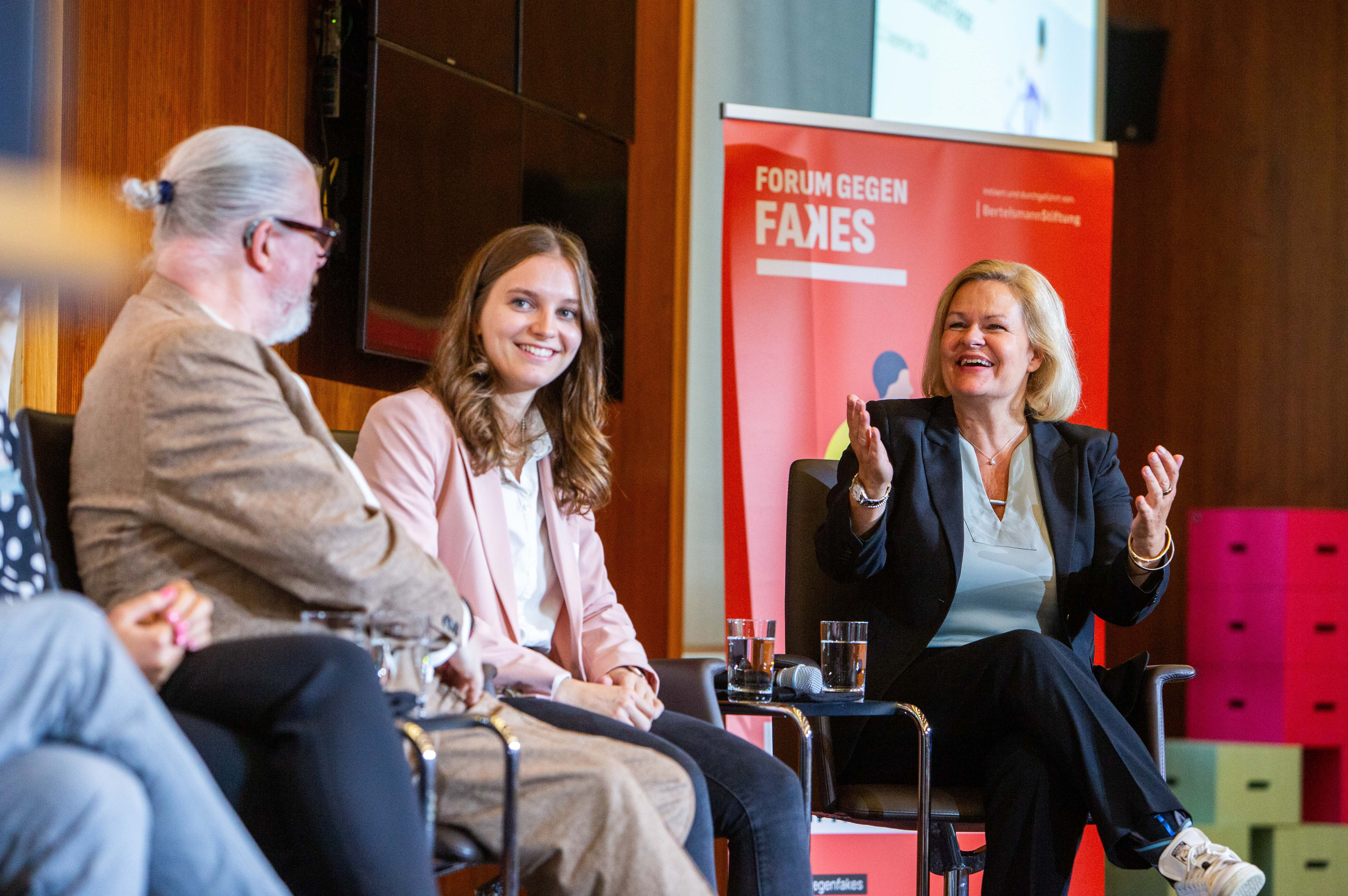 Frau Faeser auf dem Podium am diskutieren