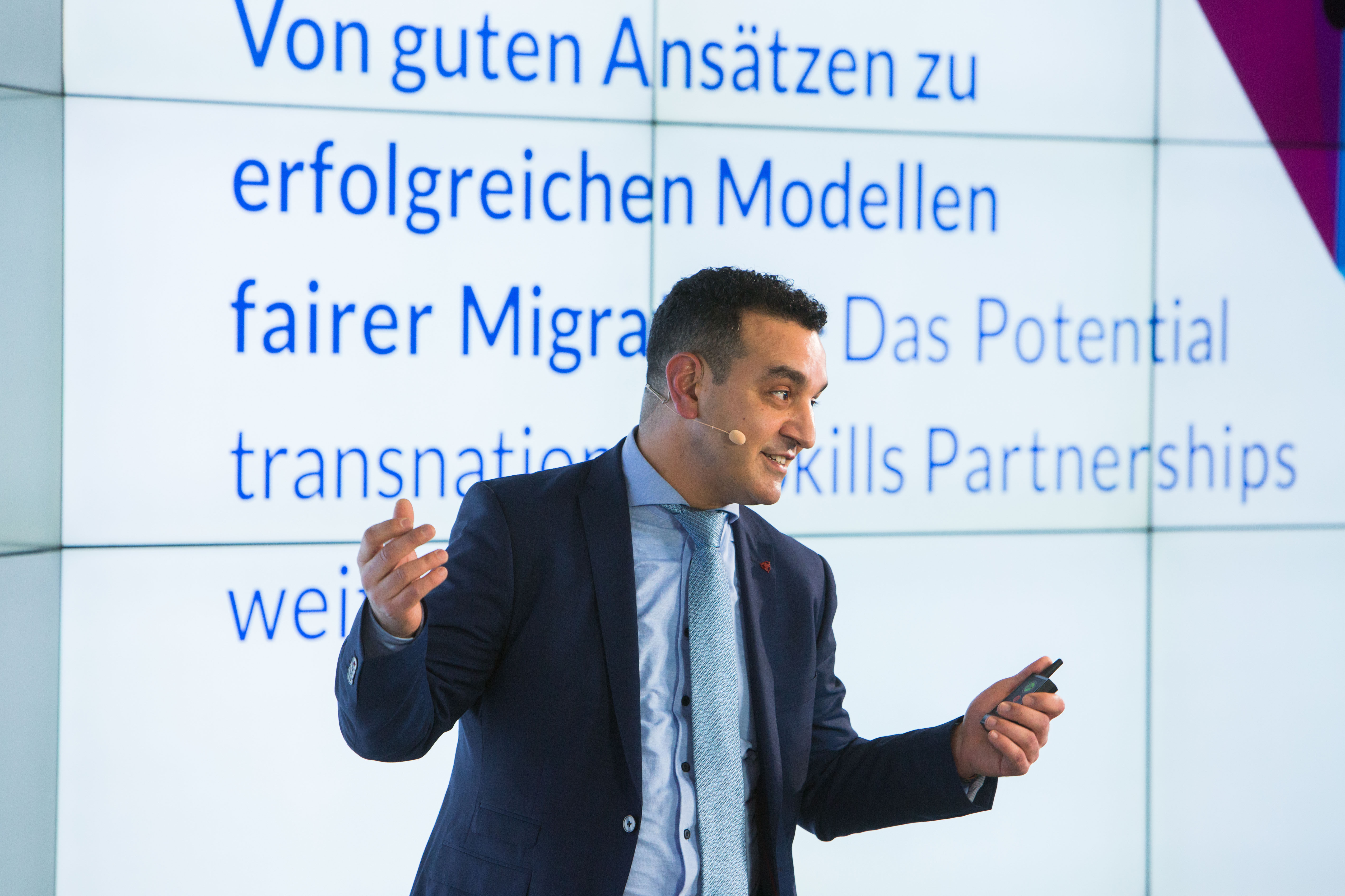 Najim Azahaf von der Bertelsmann Stiftung begrüßt zur Auftaktveranstaltung der Denkfabrik für Transnationale Skills Partnerships