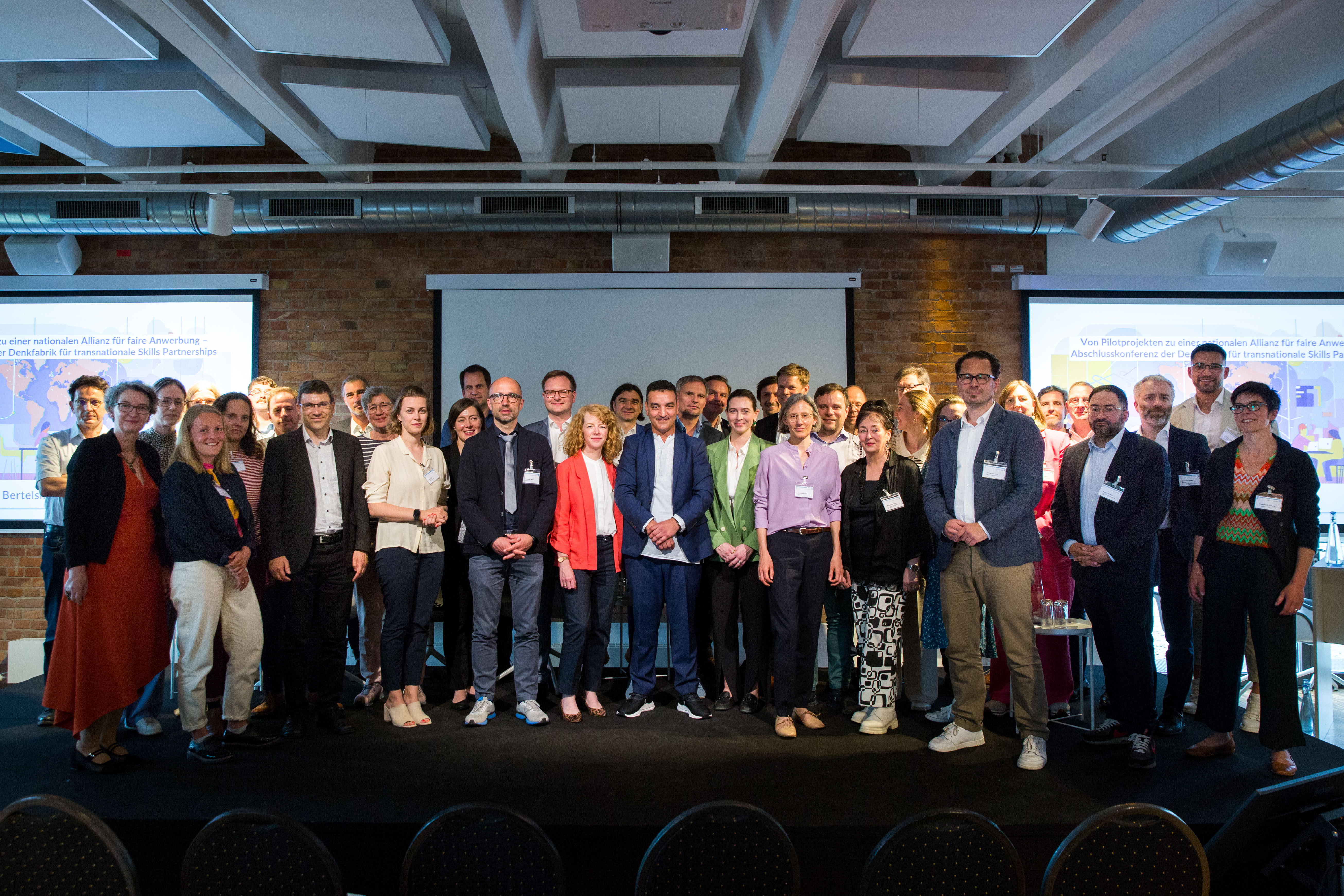 Gruppenbild von Teilnehmenden an der Veranstaltung "Von Pilotprojekten zu einer nationalen Allianz für faire Anwerbung – Abschlusskonferenz der Denkfabrik für transnationale Skills Partnerships"